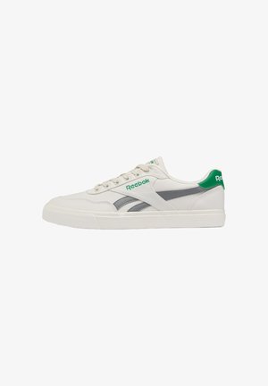 Weißer Sneaker von Reebok in Low-Top-Design mit grauen Seitenstreifen, grünem Fersenlasche, grünem Reebok-Logo an der Seite und Zunge sowie weißer Gummisohle.