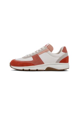 Sneaker multicolore con una tomaia in rete bianca, accenti in suede rosso e dettagli beige. Presenta una suola in gomma e lacci piatti.