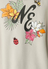 Design floreale con fiori arancioni, rosa e bianchi, foglie verdi, una coccinella rossa, un'ape giallo-nera e lettering stilizzato "N&E" su tessuto beige.