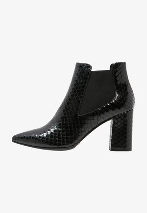 Černé kotníkové boty s špičatou špičkou, texturovaná lakovaná kůže připomínající šupiny, elastické boční panely a silný podpatek.