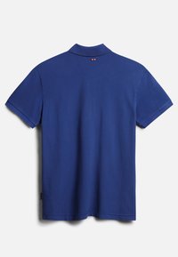 Mörkblå pikétröja med korta ärmar, med en klassisk krage och små broderade detaljer på bakhalsen. Slät bomullstyg.