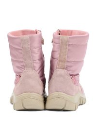 Różowe wodoodporne botki za kostkę z zamszowym obcasem i wyściełaną satynową górą. Posiadają teksturowaną podeszwę i prosty design zapewniający dopasowanie.