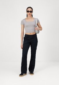 Hollister Co. SEAMLESS DOUBLE SQUARE - Základné tričko - ash