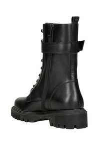 Stivale alla caviglia in pelle nera con punta rotonda, chiusura con lacci frontale, zip laterale e suola in gomma spessa. Presenta una fascetta e un linguetta per il tiraggio.