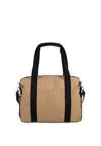Borsa duffle sintetica beige con manici web neri e tracolla removibile. Presenta una tasca frontale e chiusura con zip. Design compatto.