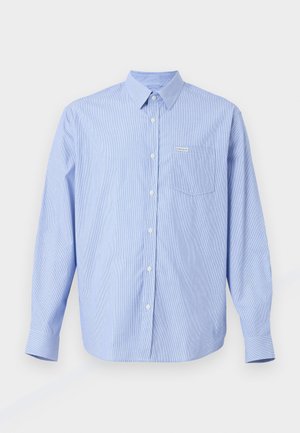 Chemise bleu clair à boutons avec des rayures blanches verticales, manches longues, col pointu, poche poitrine simple et petite étiquette de marque.