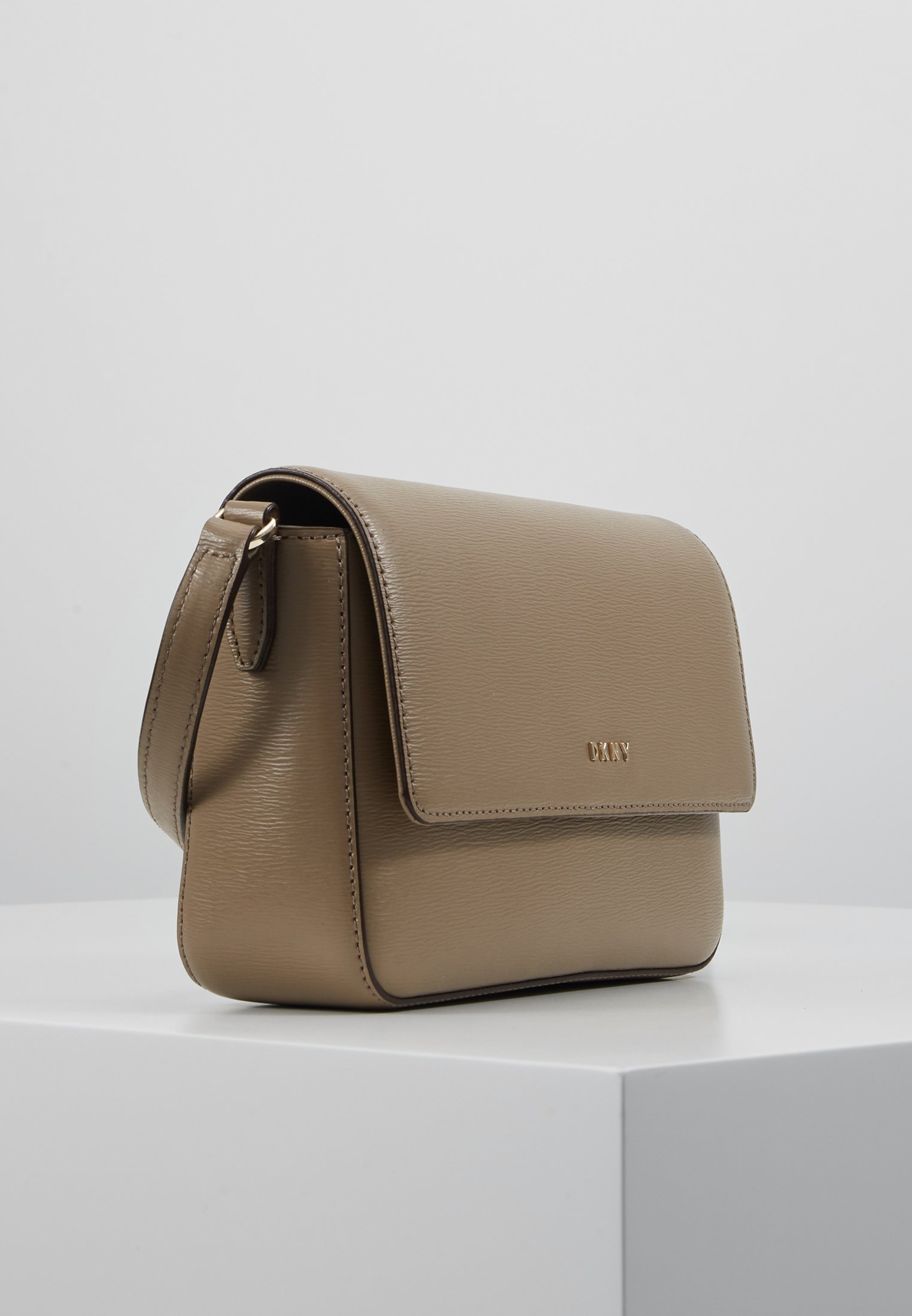 DKNY BRYANT FLAP CBODY SUTTON Skulderveske dune Zalando.no DKNY BRYANT DOME CBODY SUTTON Skulderveske dune Zalando.no