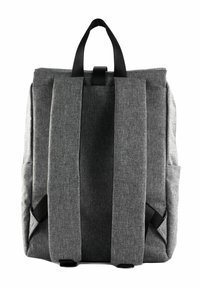Zaino in tessuto grigio con due spallacci imbottiti, una maniglia superiore e tasche laterali. Design rettangolare semplice con una superficie testurizzata.