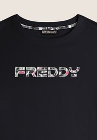 T-shirt nera con scollatura a costine che presenta un grande logo "FREDDY" in un design colorato e a motivi sul petto.