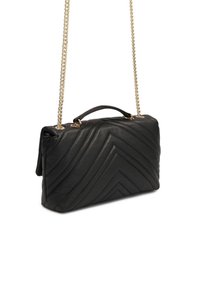 Borsa a tracolla in pelle nera con motivo a zig zag, tracolla in catena dorata e manico superiore. Forma rettangolare con una texture liscia.