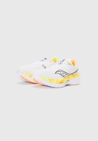 Zapatillas de running ligeras hechas de malla blanca con una textura transpirable. Presentan una suela exterior en degradado colorido con acentos en amarillo y naranja.
