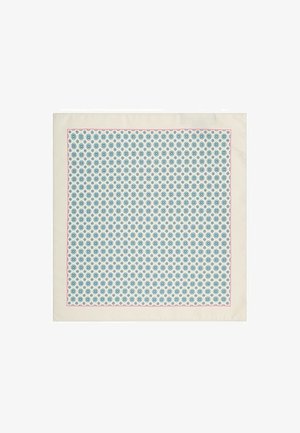 Kwadratowa jedwabna chusta, kremowe tło z powtarzającym się niebieskim kwiatowym wzorem, otoczona cienką różową krawędzią. Gładka tekstura, elegancki design.