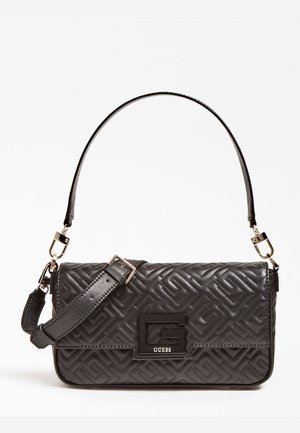 Sac à main en cuir matelassé noir Guess avec motif de logo embossé, bandoulière réglable et ferrures dorées sur fond blanc.