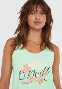 Mintgrünes Tanktop mit einem tropischen Blumenmuster in Pink und Orange, mit dem Markennamen "O'Neill" in einer fetten, schwarzen Schrift.
