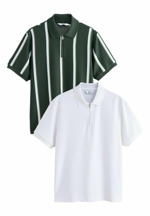 Zwei kurzärmelige Poloshirts, eines einfarbig weiß und eines dunkelgrün mit vertikalen weißen Streifen, beide mit geripptem Muster und vorderen Reißverschluss-Kragenelementen.