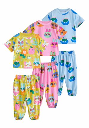 Három szett színes gyerek pizsama rövid ujjú felsővel és gumis derekú nadrággal, állat- és virágmintákkal sárgában, rózsaszínben és kékben.