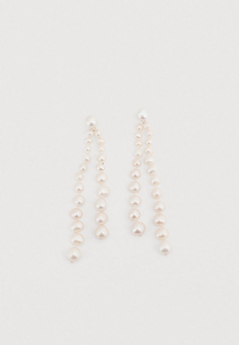 Μακριά σκουλαρίκια με πέρλες φτιαγμένα από λαμπερές, ιριδίζουσες πέρλες διαφόρων μεγεθών, με καταρράκτης σχεδίου και λεπτές προσθήκες.