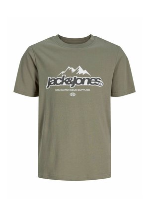 Oliivroheline puuvillane t-särk, millel on ümmargune kaelus, lühikesed varrukad ja esiküljel graafika mägedega ning tekst "jack & jones."