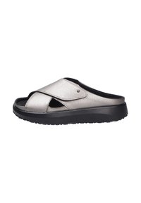 Zilveren leren slip-on sandaal met een open teen, kruislings ontwerp en een gestructureerde afwerking. Zwarte rubberen zool zorgt voor grip en stabiliteit.