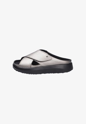 Sandale à enfiler en cuir argenté avec un bout ouvert, un design entrecroisé et une finition texturée. La semelle en caoutchouc noir offre adhérence et stabilité.