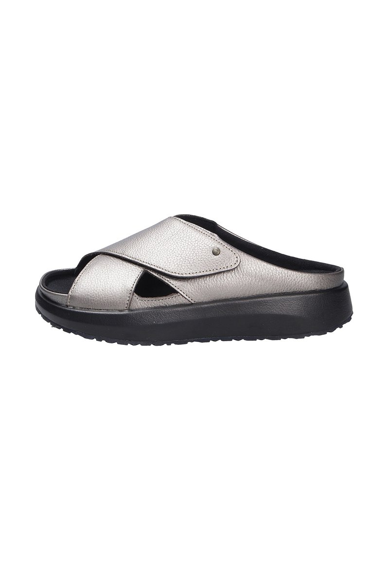 Zilveren leren slip-on sandaal met een open teen, kruislings ontwerp en een gestructureerde afwerking. Zwarte rubberen zool zorgt voor grip en stabiliteit.