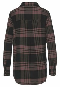 Muška flanel košulja s uzorkom u kockastom dizajnu crne i tamnoružičaste boje, dugih rukava, s patentima na rukavima i zakrivljenim donjim rubom. Mekan tekstil.