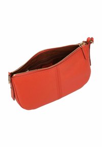 Rote Leder-Clutch mit glatter Textur, geschwungener Form und goldenem Reißverschluss. Das Innere ist mit braunem Stoff gefüttert und verfügt über Organisationsfächer.