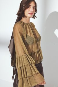 Blusa transparente con plisados en verde oliva, con mangas de volantes en capas, que presenta un escote redondo y está confeccionada en una tela ligera, proyectando sombras suaves.