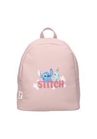 Rosa ryggsäck med en texturerad yta, prydd med blå Stitch och gröna karaktärsgrafiker, samt "STITCH" i fet stil. Guldfärgad dragkedja.