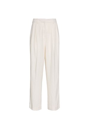 Witte, op maat gemaakte broeken met hoge taille, plooien, ceintuurlussen en rechte pijpen, afgebeeld op een effen witte achtergrond.