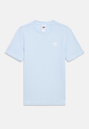 Camiseta azul claro de Adidas de manga corta con tejido texturizado y pequeño logo de trébol blanco en el pecho izquierdo.