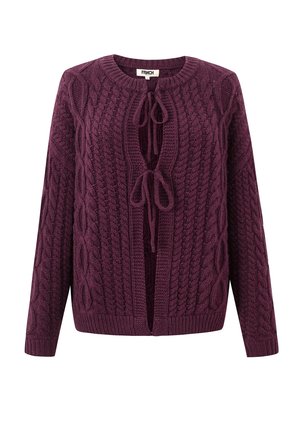 Cardigan en maille torsadée violet prune avec manches longues et deux liens à nouer à l'avant, présentant un col rond et un motif en maille texturé.