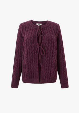 Pruimkleurige kabelgebreide cardigan met lange mouwen en twee voorste striksluitingen, voorzien van een ronde halslijn en een gestructureerd breipatroon.