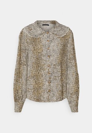 Blouse à manches longues boutonnée avec un large col arrondi, présentant un motif animalier tacheté marron et noir sur un tissu beige clair.