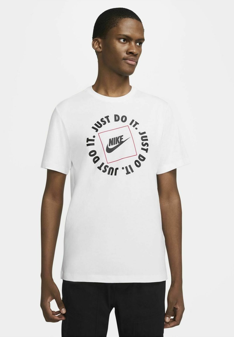 Herren T-Shirts basic | Nike Sportswear T-Shirt print white/weiß - SI18476 Herren T-Shirts basic | Nike Sportswear T-Shirt print white/weiß - SI18476
