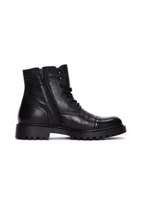 Botas de tobillo de cuero negro con un acabado texturizado, cordones, una cremallera lateral y una suela resistente con patrones para agarre y tracción.