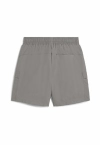 Grå cargo shorts lavet af letvægtsstof, med elastisk talje, sidelommer og en baglomme. Glat tekstur og enkelt design.