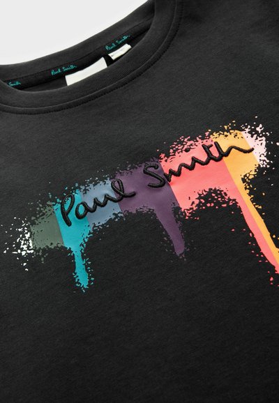 Melnas kokvilnas T-krekls ar krāsainiem krāsas pleķiem tirkīza, purpursarkanā, rozā un oranžā krāsā, ar melnu izšūtu "Paul Smith" tekstu.