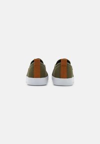 Pier One UNISEX - Sapatos sem atacadores - khaki