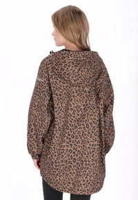 Barna és fekete leopárdmintás kabát kapucnival, laza szabással és rugalmas passzékkal, sima, könnyű anyagból készült.