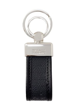 Portachiavi in pelle nera con superficie a texture, dotato di un anello circolare in argento e di un etichetta metallica rettangolare incisa con "T'Classe."