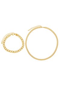 Ensemble de collier et bracelet dorés, présentant des maillons de chaîne entrelacés. Fini lisse avec une texture brillante ; fermoir ajustable sur le bracelet.