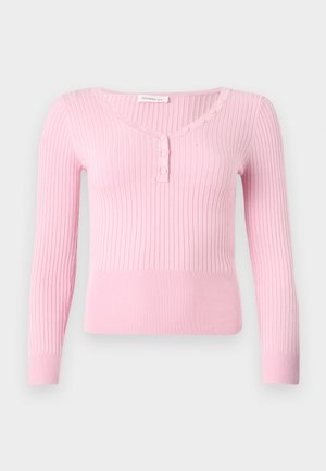 Ροζ φωτεινό πλεκτό πουλόβερ με ριμπ ύφανση, μακριά μανίκια, V-λαιμόκοψη και επτά μικρά κουμπιά στο χρώμα κατά μήκος του λαιμού και της μπροστινής πατιλέτας.