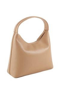 Beżowa skórzana torebka o gładkiej fakturze, z zakrzywionym uchwytem i zamkiem błyskawicznym. Luźny kształt z czystymi liniami i bez widocznych elementów metalowych.