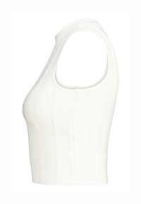 Valkoinen, uritettu hihaton paita korkealla kauluksella ja muotoon ommellulla siluetilla, jossa on pystysuorat saumat tekstuurin ja rakenteen kehittämiseksi.