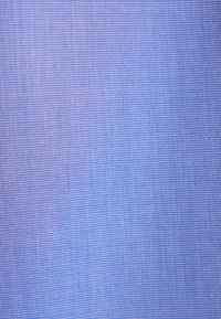 Texture de tissu bleu tissé avec des fils fins, uniformément espacés horizontalement et verticalement, créant un motif de surface lisse.