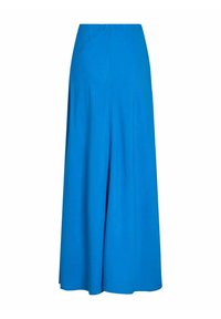 Dolg tekoč modri krilo iz lahkega blaga z gladko teksturo, z nabranim pasom in brez vidnih vzorcev ali poudarkov.