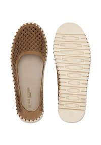 Brązowe, szorstkie buty wsuwane z falistym wzorem na górze, markowana wkładka oraz biała gumowa podeszwa z poziomym bieżnikiem i logo "IJH".