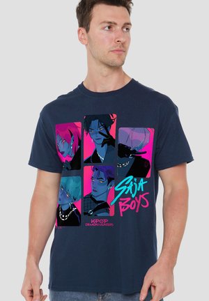 Marineblaues Baumwoll-T-Shirt mit Grafikdruck von sechs Figuren in kräftigen Farben, darunter Pink und Türkis, und dem Schriftzug "Saja Boys".