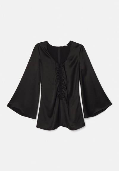 Svart satengbluse med lange, flagrende ermer. Har dyp båthals og rynkedetalj nedover midten. Glatt tekstur. Bakre glidelåslukking.